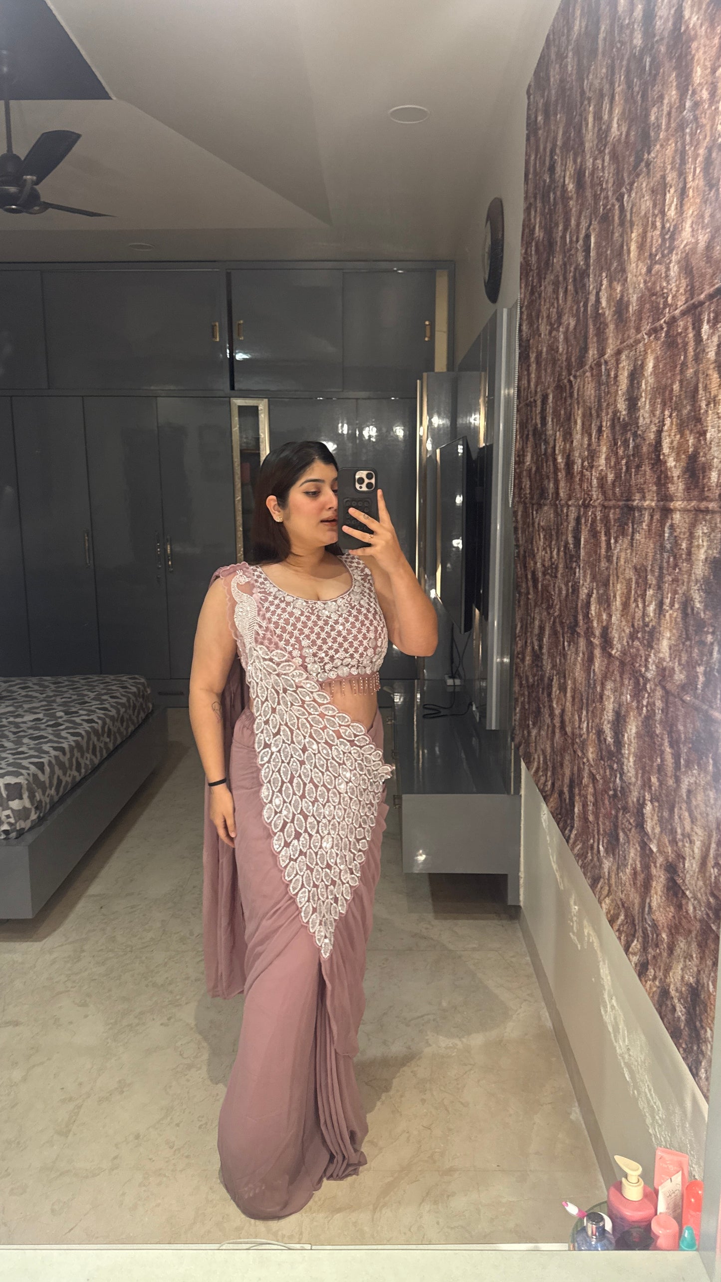 Heavy pallu saree(color darker than the picture)
