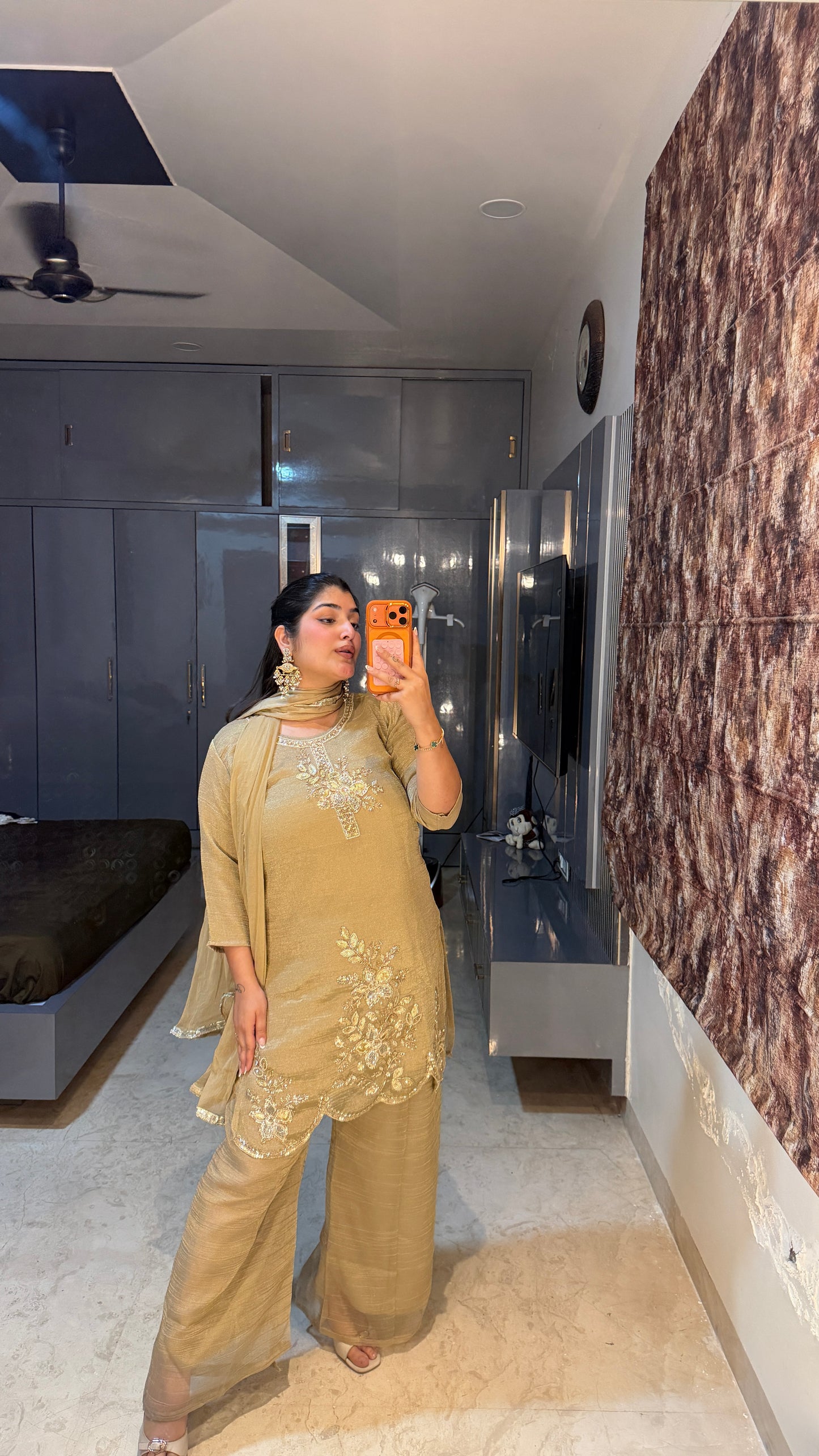 Zari round neck