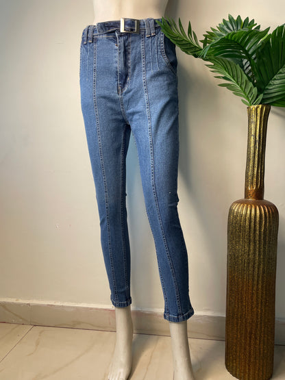 Skinny fit with belt