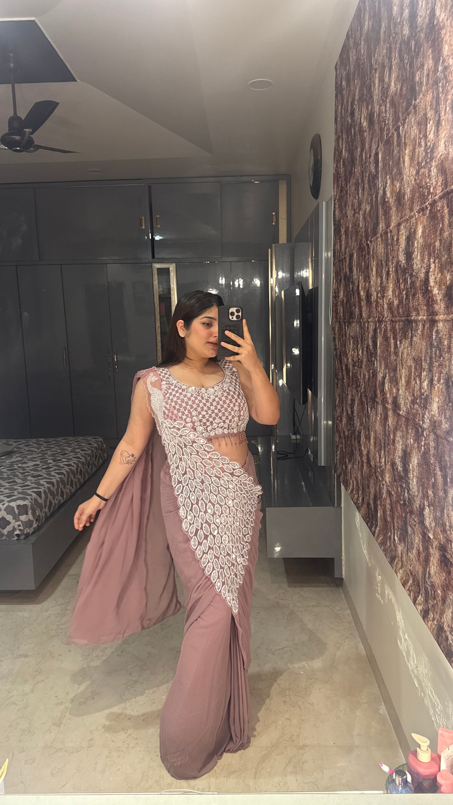 Heavy pallu saree(color darker than the picture)
