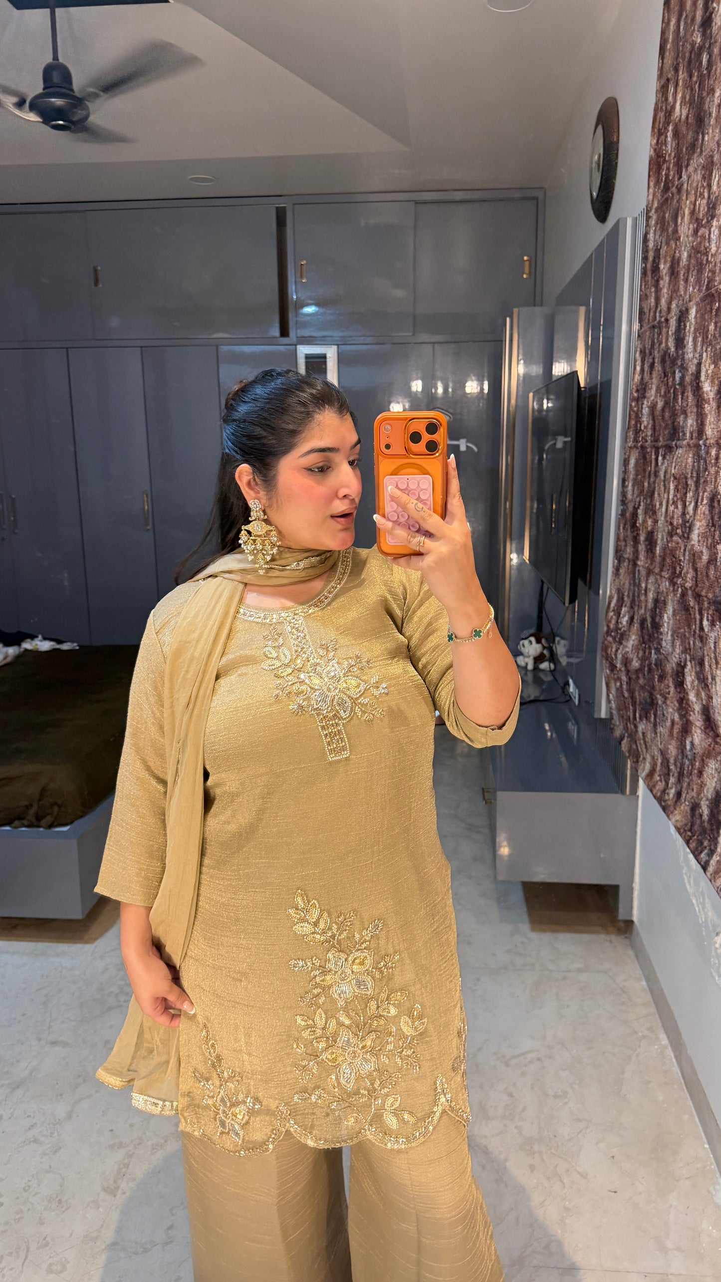 Zari round neck